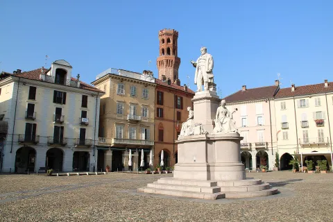 Piazza Cavour a Vercelli con il monumento a Cavour e la Torre dell'Angelo sullo sfondo