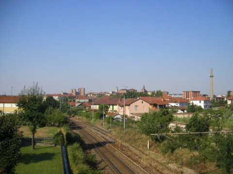 Panorama di Fossano con la linea ferroviaria in primo piano e lo skyline cittadino