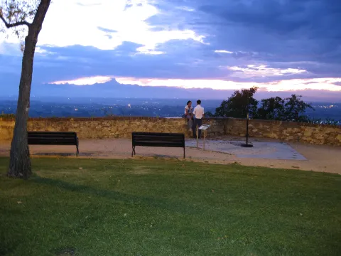 Vista panoramica dal giardino del Belvedere a Mondovì verso il Monviso al tramonto