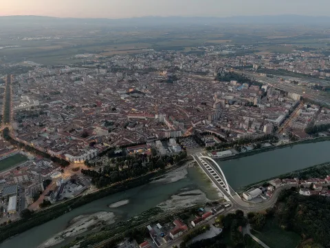 veduta aerea della città di Alessandria con il Fiume Tanaro e il Ponte Meier al tramonto