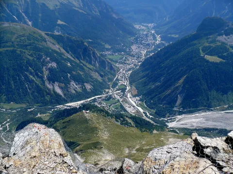 Vista panoramica dall'alto della città e della valle di Courmayeur in Valle d'Aosta.