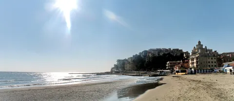 Vista della spiaggia e del promontorio del Parasio con la Basilica a Imperia