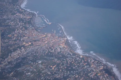 Veduta aerea dall'alto della città costiera di Sanremo con il porto turistico e il litorale ligure.