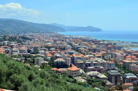 Vista panoramica dall'alto di Chiavari, della sua costa e delle colline liguri