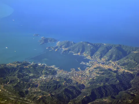 Veduta aerea dall'alto della città e del Golfo di La Spezia