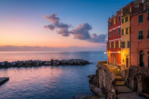 Onde spumeggianti si infrangono sulla scogliera del porticciolo di Riomaggiore.