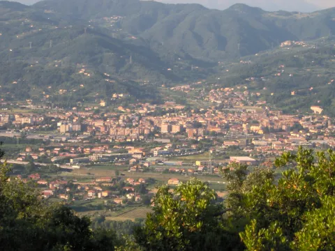 Incisione d'epoca con veduta panoramica di Sarzana e le colline circostanti