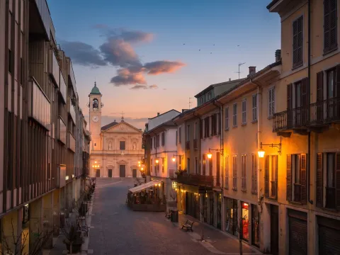 Spettacolare tramonto sui tralicci dell'alta tensione nei dintorni di Saronno