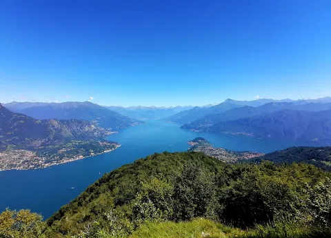 Vista panoramica sul Lago di Como e sul promontorio di Bellagio circondato dalle montagne.