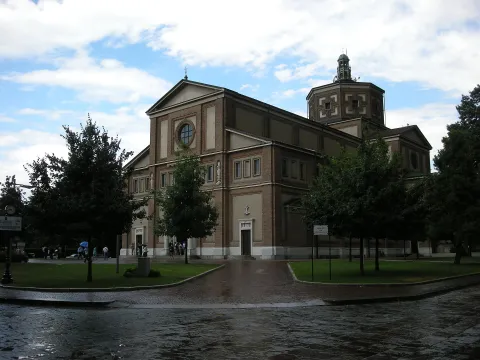 Chiesa di Santa Maria Assunta a Cernusco sul Naviglio, vista dalla piazza con alberi