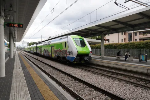 Vista panoramica dell'interno di una chiesa a Cormano, in provincia di Milano