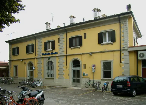 Facciata della stazione ferroviaria di Pioltello-Limito a Pioltello