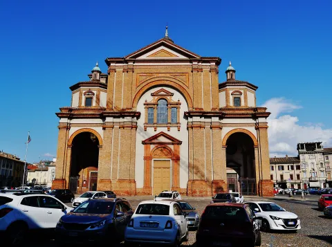 Il Duomo di San Lorenzo affacciato su Piazza Duomo a Voghera.