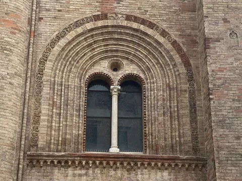 Finestra bifora con decorazioni in cotto del Duomo di Crema, Italia.