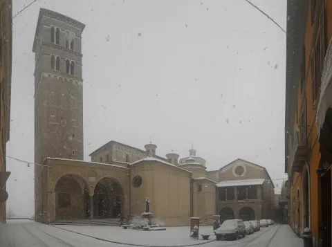 Vista della Cattedrale di San Lorenzo a Tivoli innevata con il suo campanile romanico e la piazza.