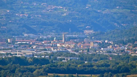 Veduta aerea dall'alto del territorio di Arzignano e delle colline circostanti