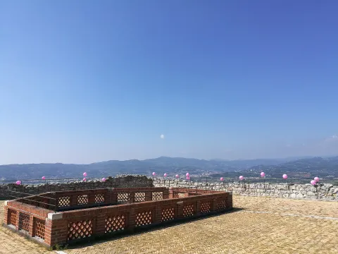 Vista panoramica sulle colline e su Montecchio Maggiore dalla terrazza del Castello di Romeo