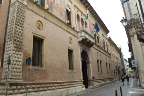 Palazzo Thiene Cornaggia lungo una via del centro storico di Thiene