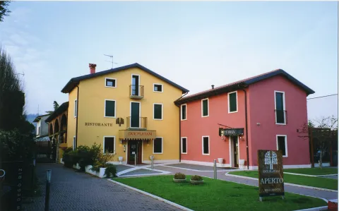 Il Ristorante Due Platani con le sue facciate gialla e rosa a Valdagno