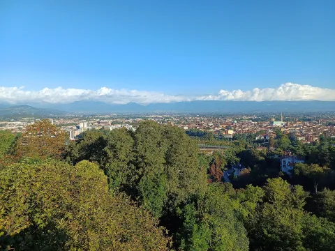 Panoramica di Vicenza dall'alto con il centro storico e le Prealpi sullo sfondo