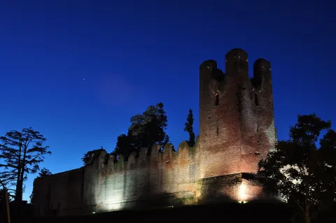 Mura medievali e torre del castello di Castelfranco Veneto illuminate di notte
