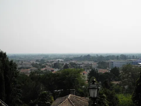 Veduta panoramica di Montebelluna dalla collina di Santa Maria in Colle con tetti rossi e verde