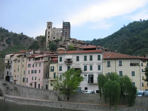 Dolceacqua con il Castello dei Doria e le storiche case affacciate sul fiume Nervia