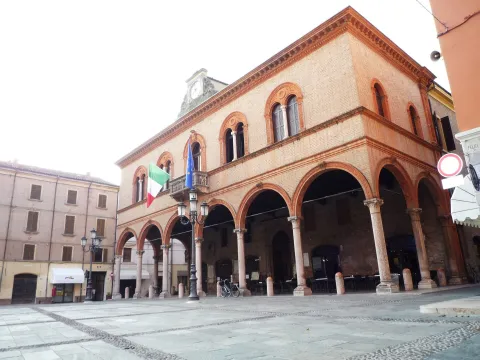 Cartolina d'epoca in bianco e nero con palazzine residenziali a Mirandola, Modena