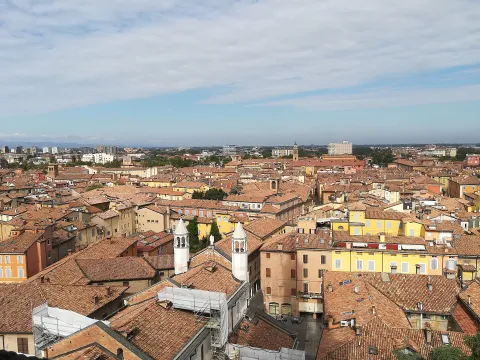 Vista panoramica sui tetti in terracotta e le chiese del centro storico di Modena dalla Torre Ghirlandina