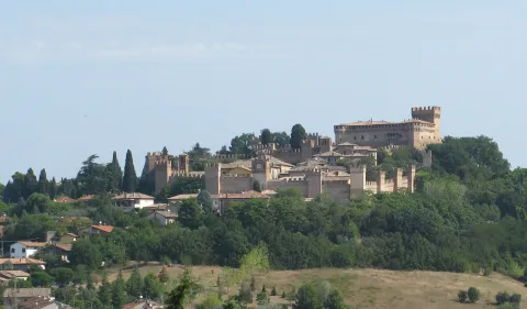 Vista panoramica del borgo fortificato e del Castello di Gradara in provincia di Pesaro e Urbino.