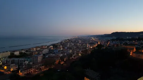 Veduta panoramica al tramonto della costa e della città di San Benedetto del Tronto
