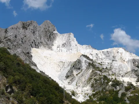Muro con scritta di protesta contro l'escavazione marmifera a Carrara.