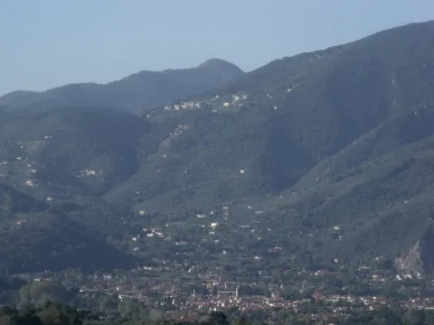 Vista panoramica della cittadina di Camaiore adagiata nella sua valle tra le colline toscane