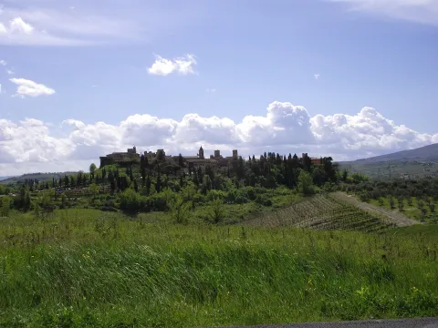 Veduta panoramica del borgo medievale di Certaldo Alto adagiato tra le colline toscane