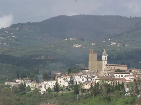 Panoramic view of Vinci featuring the Conti Guidi Castle tower and Santa Croce church tower in Tuscany.