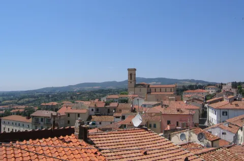 Panorama del borgo storico di Rosignano Marittimo con i tetti in terracotta e il campanile.