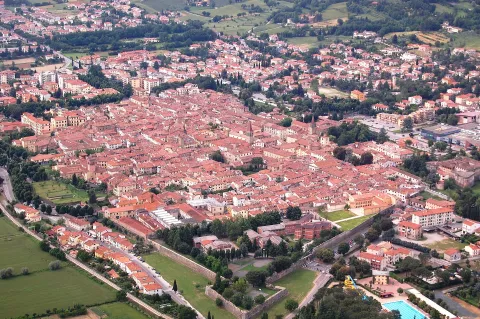 Veduta aerea panoramica della città di Sansepolcro e delle sue mura