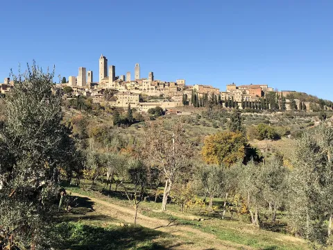 Veduta panoramica di San Gimignano e le sue storiche torri medievali in Toscana