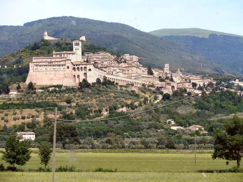 Vista panoramica di Assisi con la Basilica di San Francesco e la Rocca Maggiore.