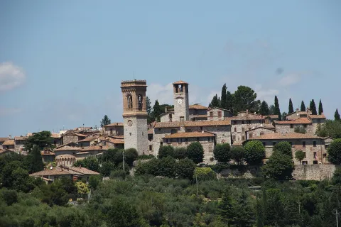 Vista panoramica del borgo medievale di Corciano con le sue torri storiche ed edifici in pietra.