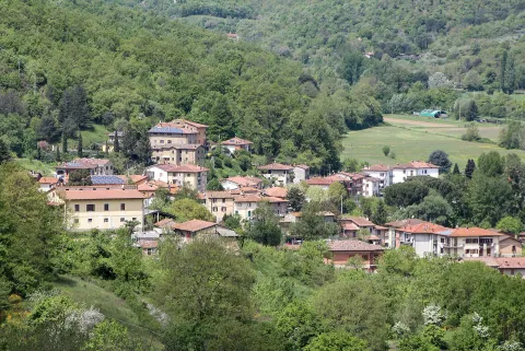 San Benedetto da Norcia, patrono di un piccolo comune fra due antichi castelli
