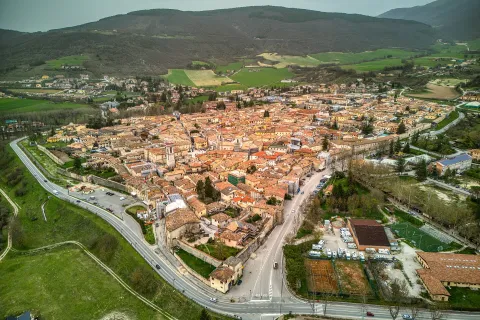 Due escursionisti camminano su un sentiero tra le montagne nei dintorni di Norcia