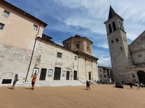 Piazza del Duomo a Spoleto con il campanile della Cattedrale