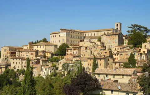 Vista panoramica del borgo di Todi con i suoi edifici storici e il Tempio di San Fortunato
