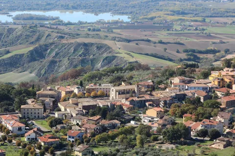 San Cesario e san Pietro, gli antichi compatroni con un reliquiario d'argento