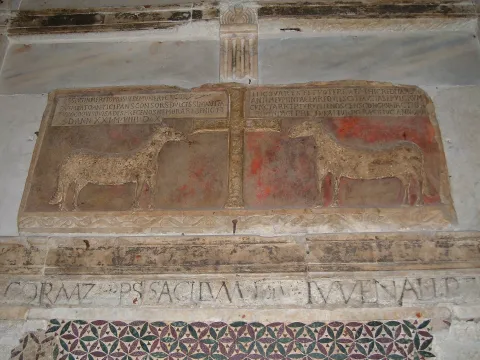 Antico rilievo in pietra e iscrizione latina nella Cattedrale di San Giovenale a Narni, Umbria
