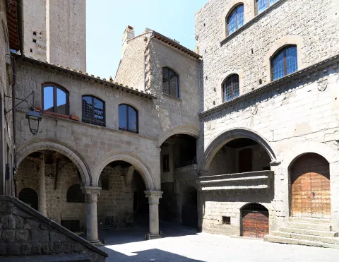 Scorcio medievale con archi nel quartiere San Pellegrino a Viterbo, Lazio