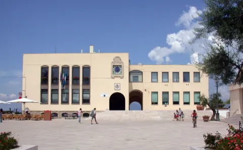 Il municipio di Sperlonga in Piazza Europa con la facciata chiara e la piazza pedonale.