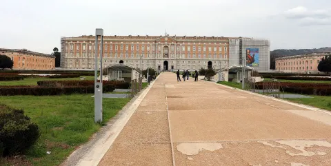 La Reggia di Caserta con il piazzale antistante e la grande facciata principale.