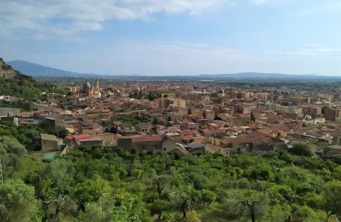 Veduta panoramica di Maddaloni dall'alto con la vista sul centro storico e sulla pianura